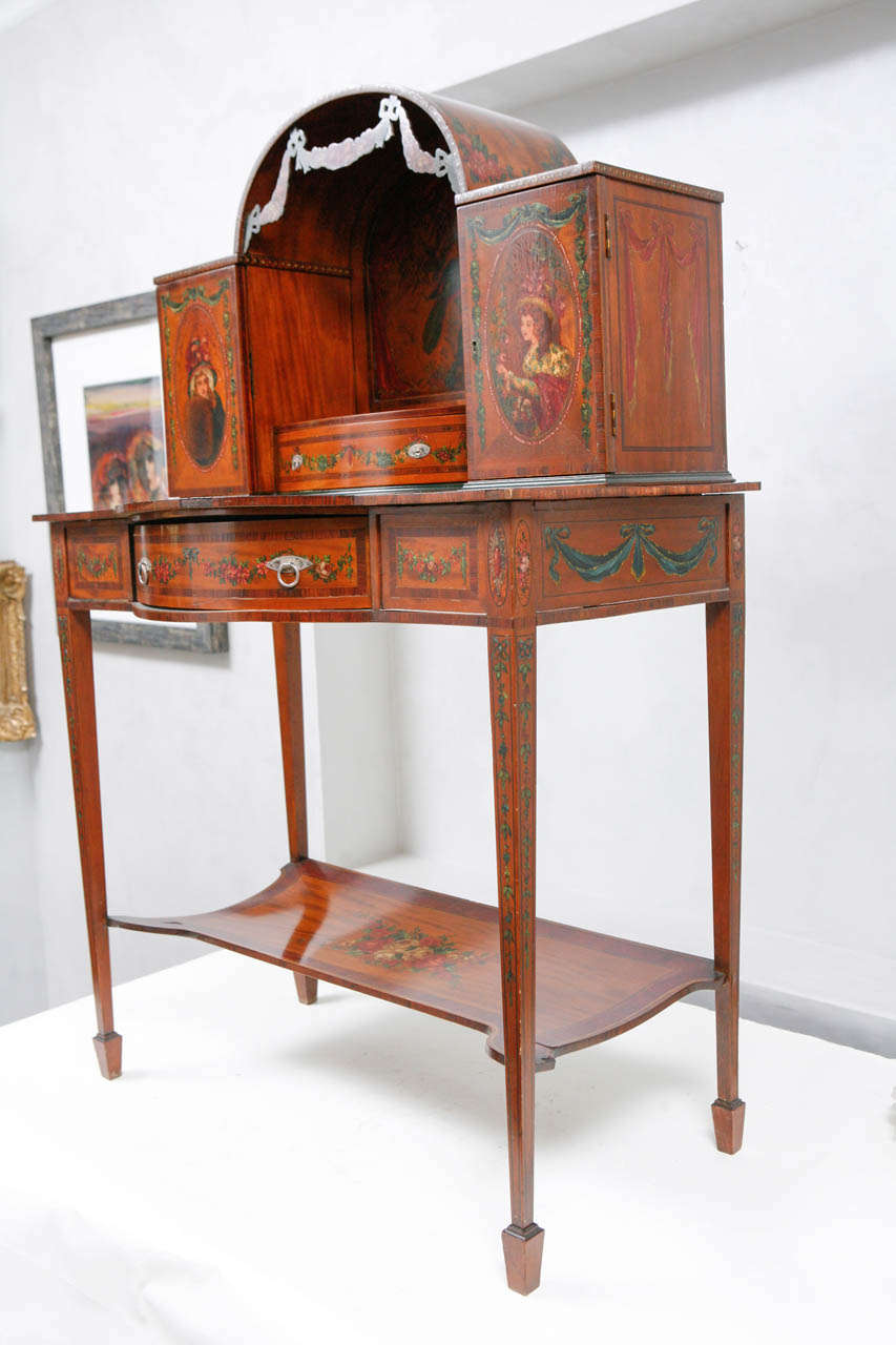 Englischer Damenschreibtisch des 19. Jahrhunderts mit fein bemaltem Satinholz.  Der Schreibtisch hat zwei Schubladen und zwei Türen.  Die Griffe sind aus Sterling und gepunzt.
