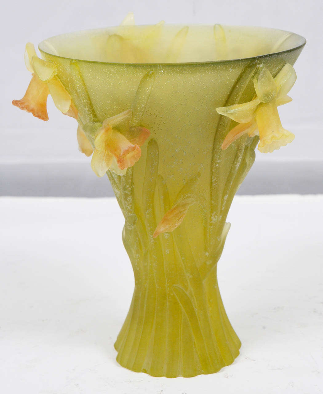 Vase Daum français en vert acide avec détail d'iris (non antique).  Le diamètre de la base mesure 4 pouces.