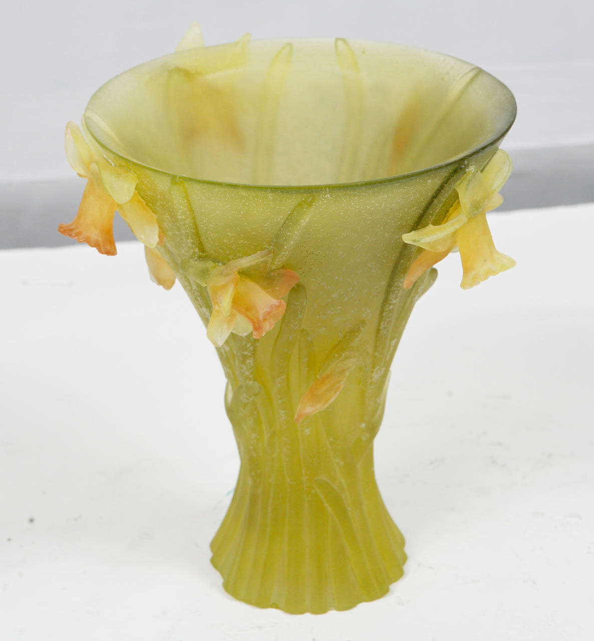 Français Vase Daum français avec détails en jonquille