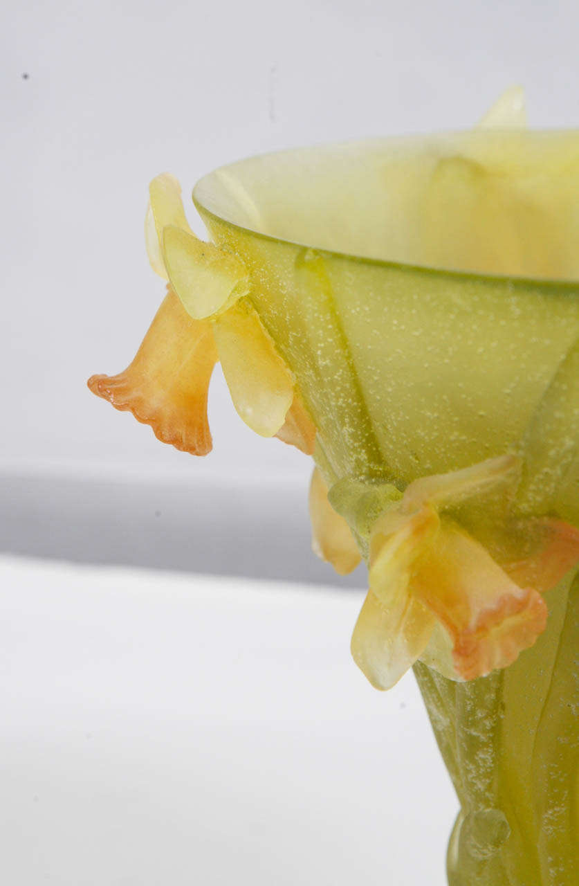 20ième siècle Vase Daum français avec détails en jonquille