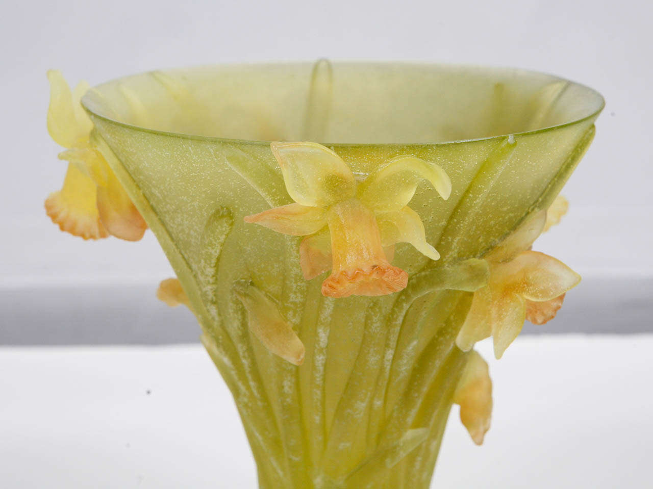 Verre Vase Daum français avec détails en jonquille