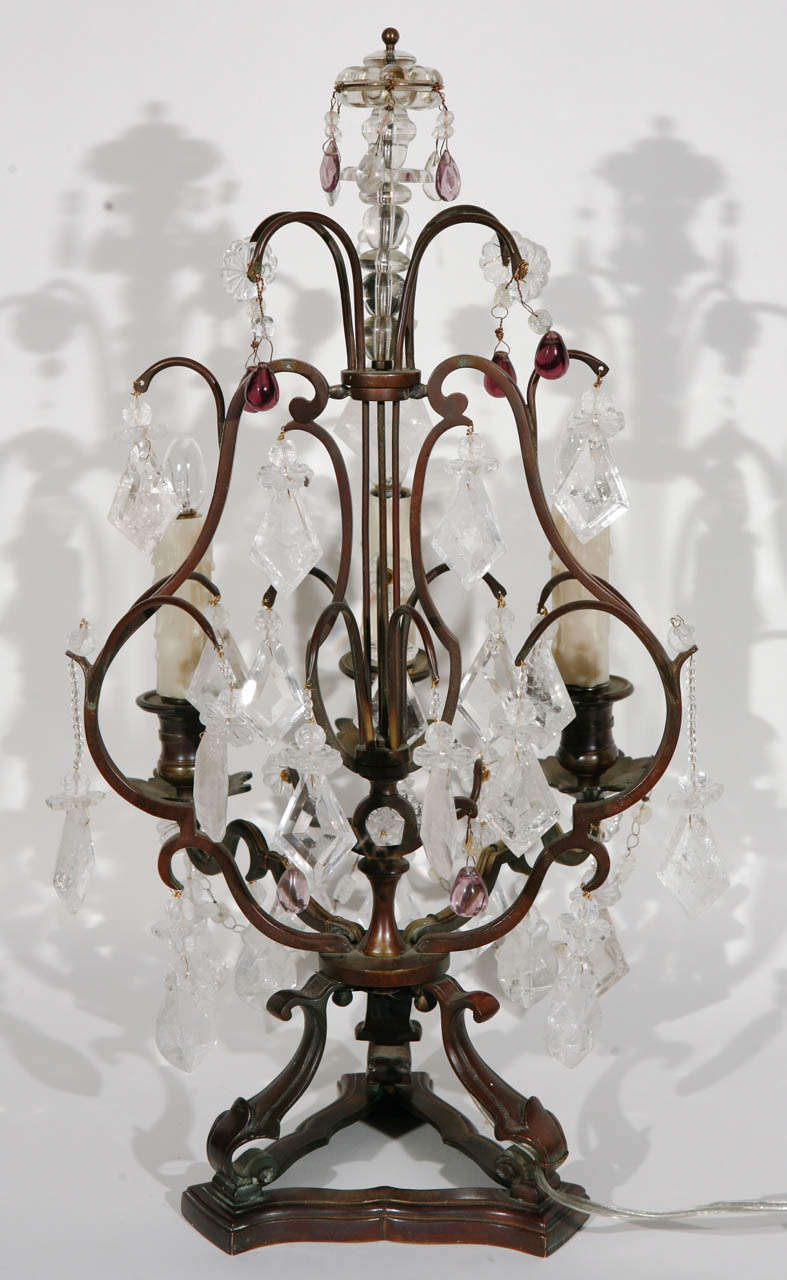 Paire de girandoles françaises de la fin du XIXe siècle en bronze et cristal de roche avec des gouttes en cristal améthyste.  Ces girandoles ont été nouvellement recâblées. La profondeur de la base mesure 6,25 pouces.