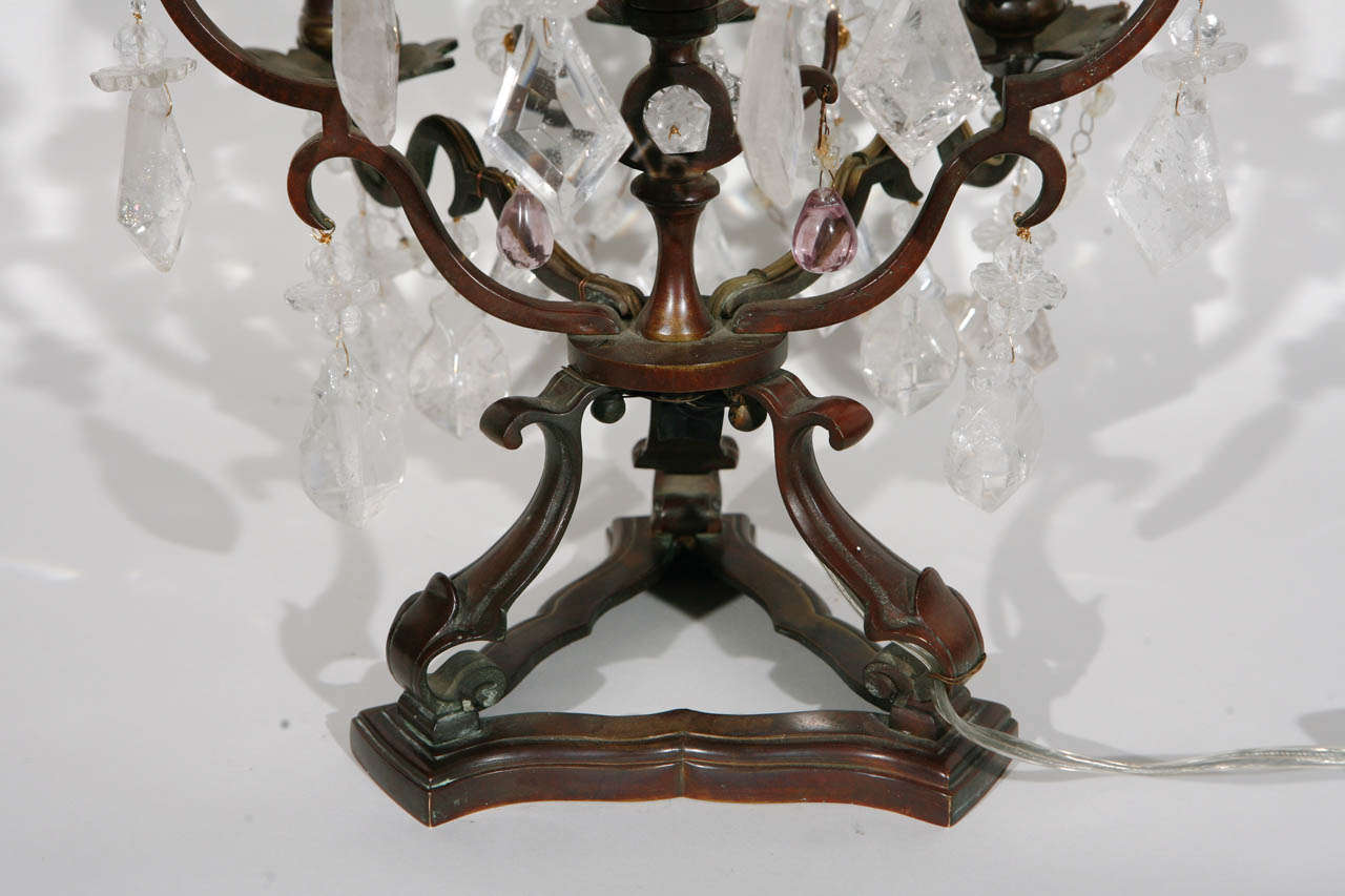 Paire de girandoles françaises du 19ème siècle en bronze et cristal en vente 2