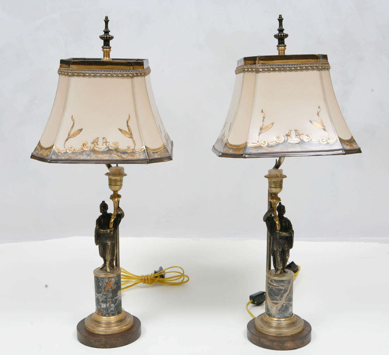 Paire d'objets du 19ème siècle Chandeliers français en bronze et marbre convertis en lampes. La mesure de la base est de 4,5 pouces.  Les abat-jour sont inclus et sont fabriqués à la main en papier parchemin. Ils sont dorés et décorés à la main. Les