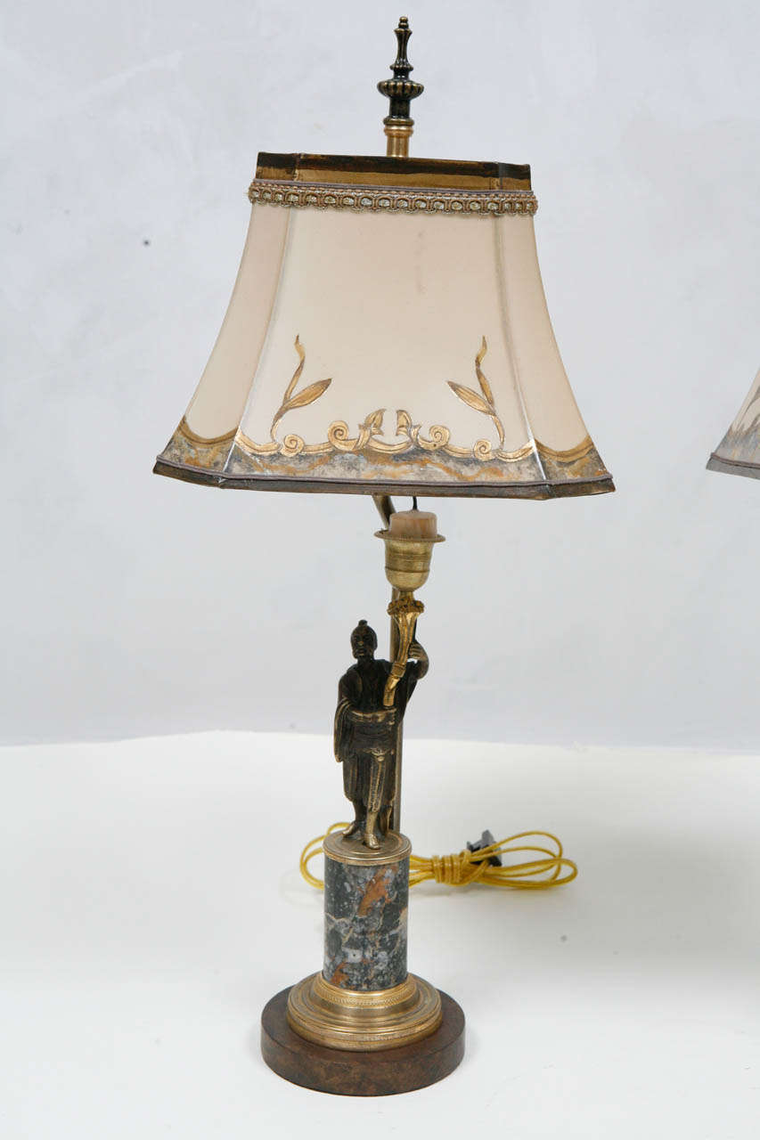 Paire de vases du 19ème siècle Français  Lampes à bougeoirs bronze Bon état - En vente à Los Angeles, CA