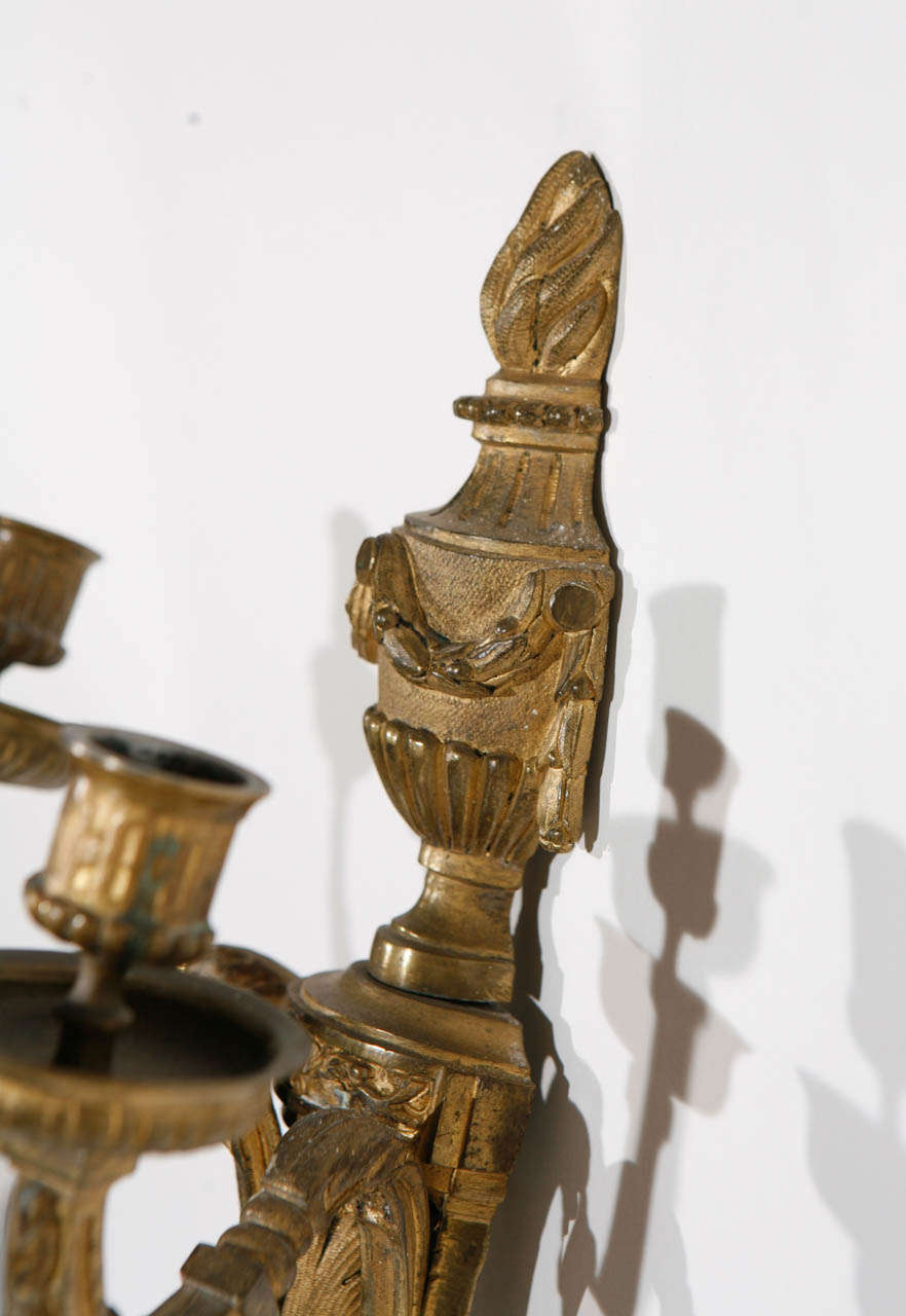 Coppia di sconsigliere a tre bracci in bronzo dorato francese del XIX secolo in vendita 3