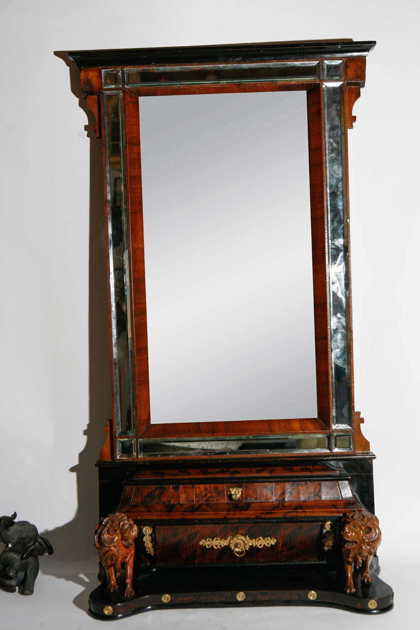 Miroir d'habillage italien du début du XIXe siècle, en noyer et acajou, sculpté à la main, avec des lions de chaque côté et deux tiroirs.