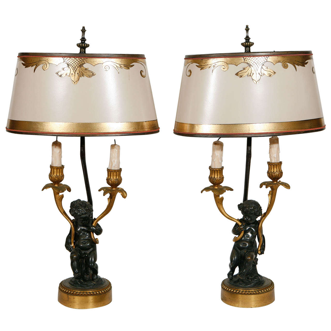 Paire de candélabres à deux bras en bronze français du 19ème siècle transformés en lampes