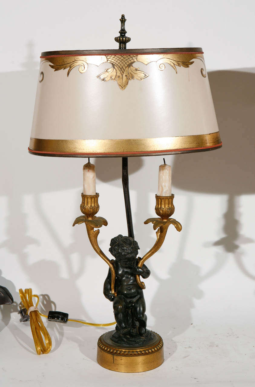 Français Paire de candélabres à deux bras en bronze français du 19ème siècle transformés en lampes en vente