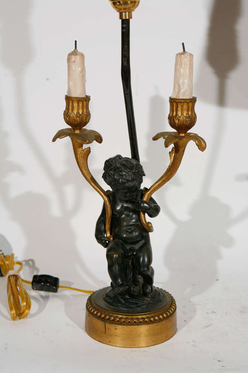 XIXe siècle Paire de candélabres à deux bras en bronze français du 19ème siècle transformés en lampes en vente