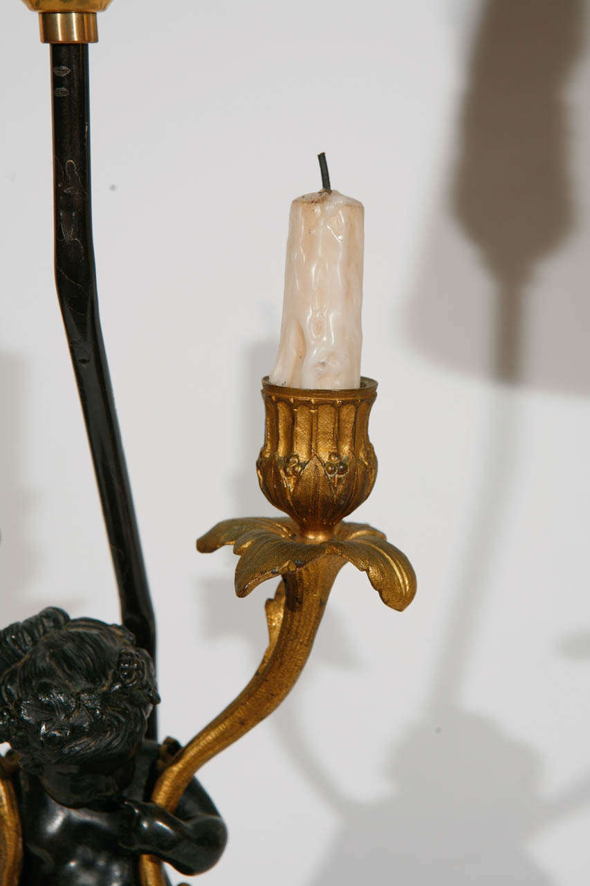 Bronze Paire de candélabres à deux bras en bronze français du 19ème siècle transformés en lampes en vente