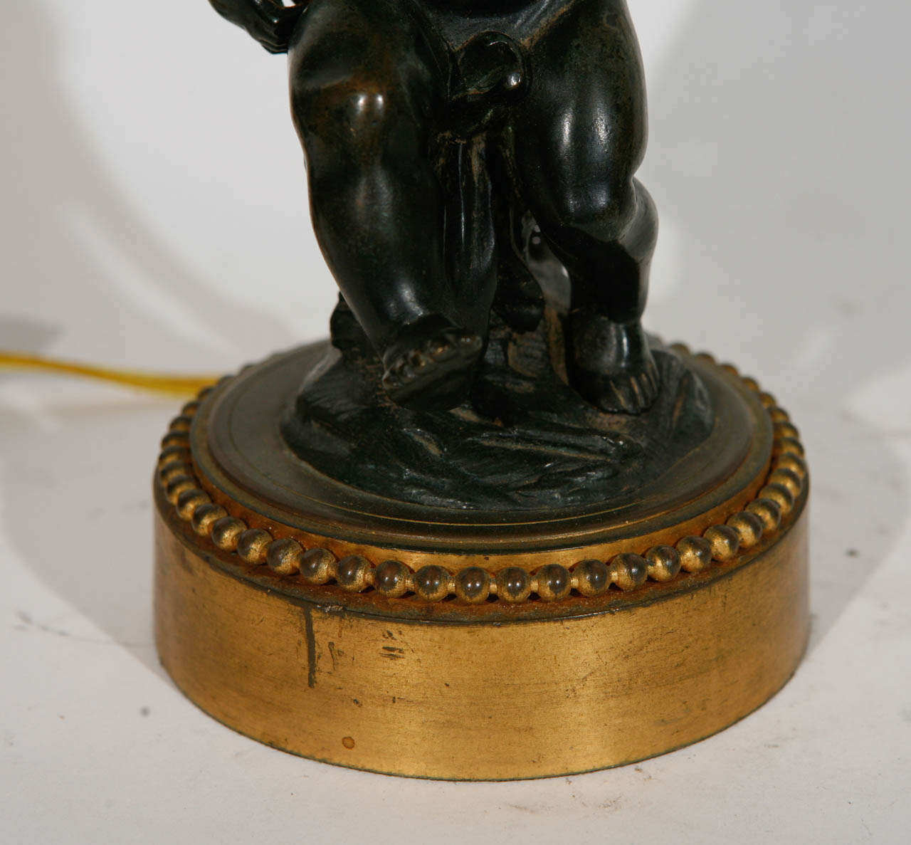 Paire de candélabres à deux bras en bronze français du 19ème siècle transformés en lampes en vente 1