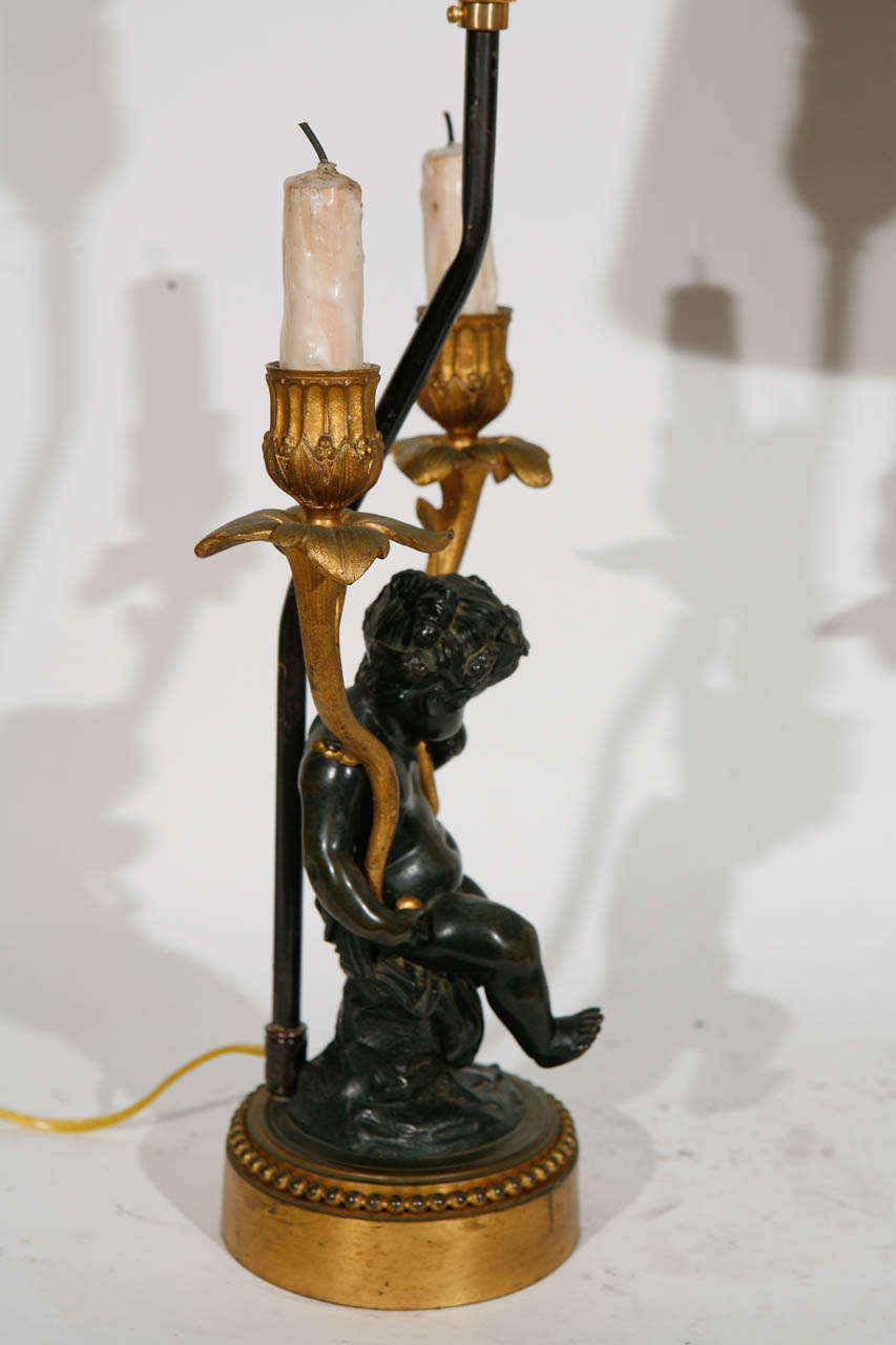 Paire de candélabres à deux bras en bronze français du 19ème siècle transformés en lampes en vente 2