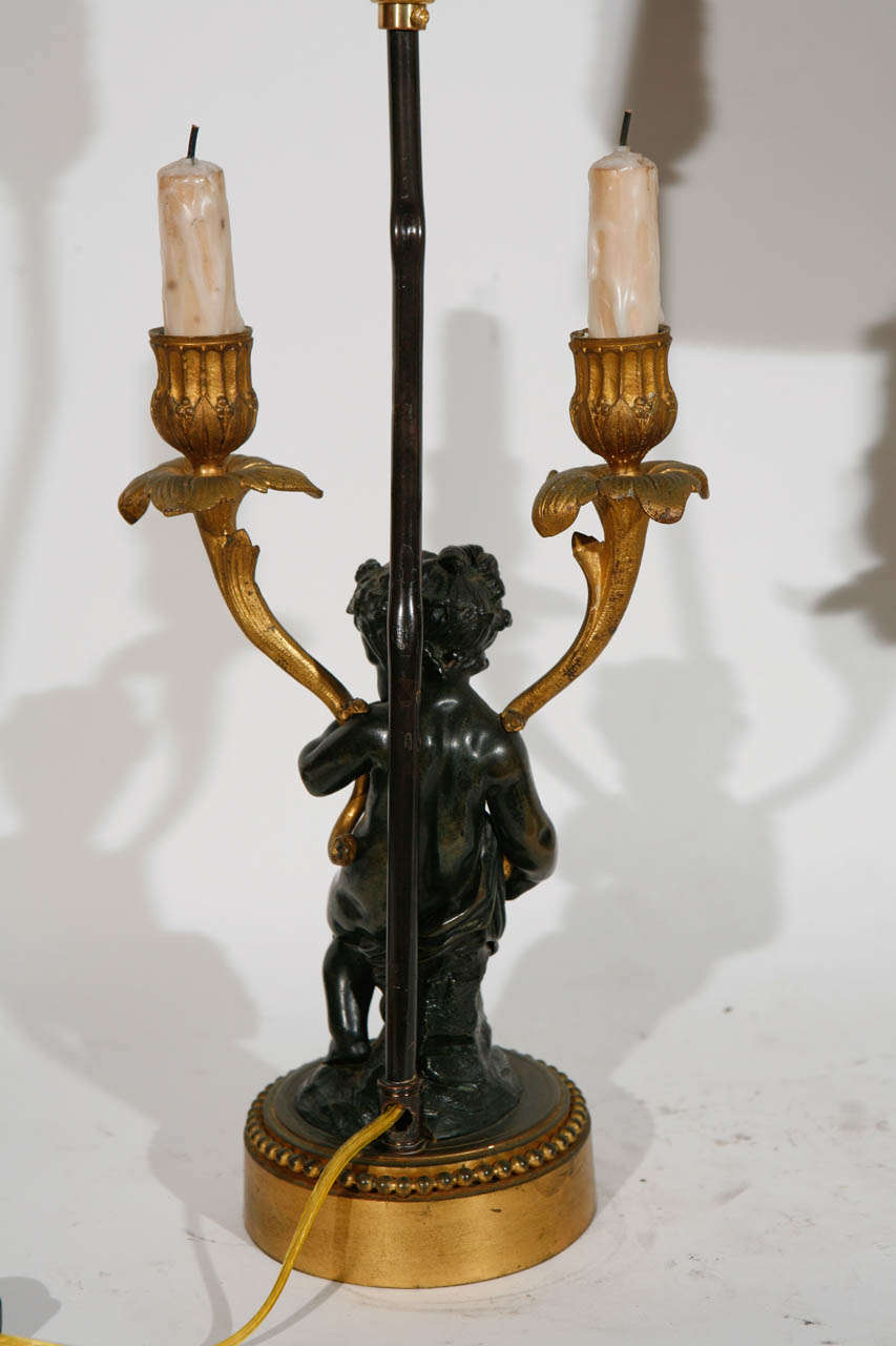 Paire de candélabres à deux bras en bronze français du 19ème siècle transformés en lampes en vente 3