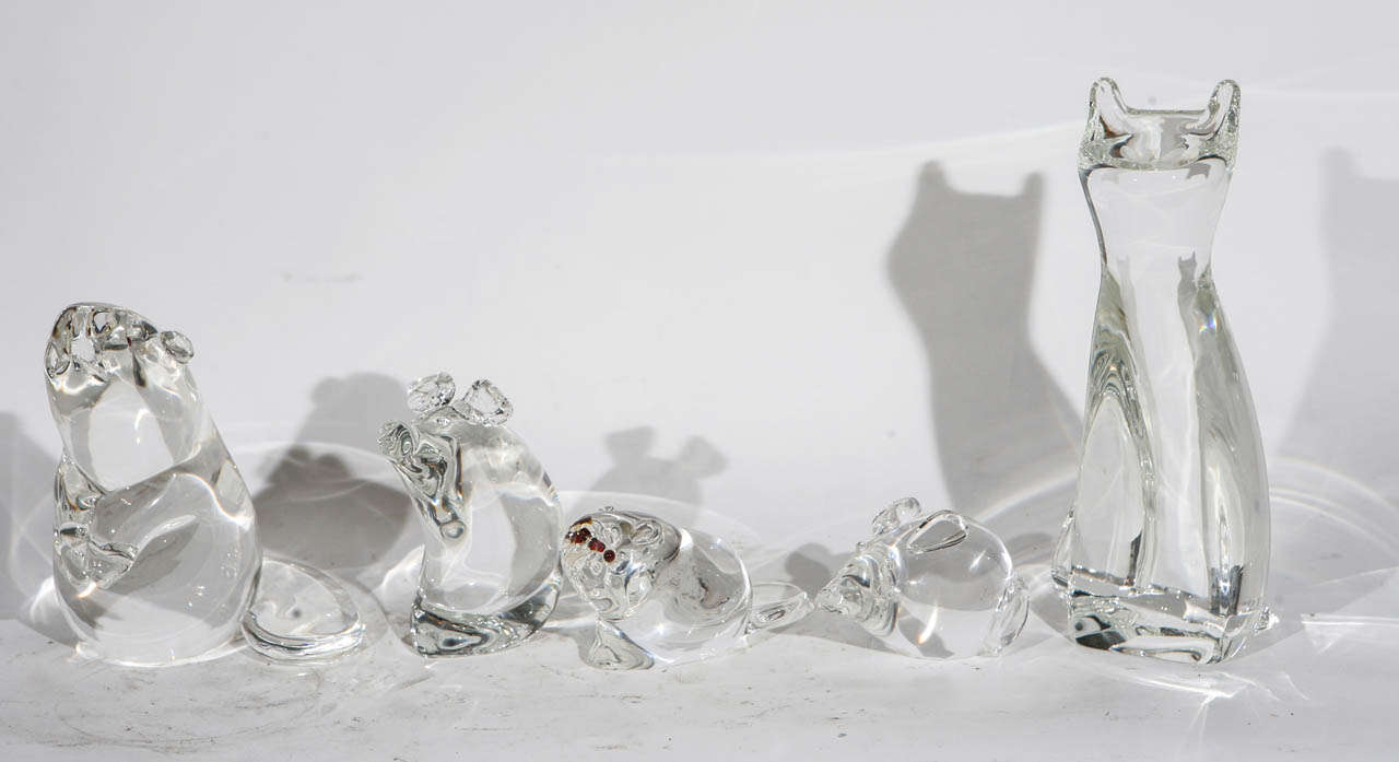 Gruppe von 5 Steuben Glas Tiere.  Die Gruppe besteht aus einer Katze:: einem Schwein:: einer Maus:: einer Bibermutter und einem Biberbaby. Die unten stehenden Maße gelten für das größte Tier:: die Katze.  Sie ist 9::5 Zoll groß.