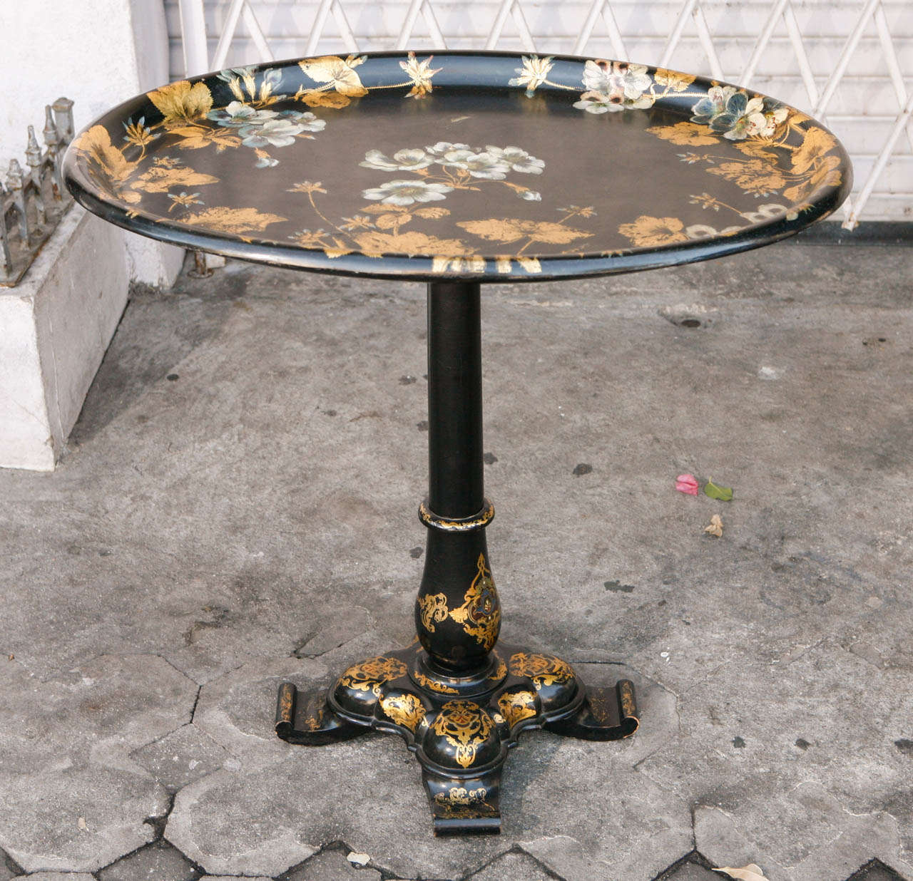19. Jahrhundert Französisch Pappmaché Flip-Top-Tablett Tisch (Vergoldet) im Angebot