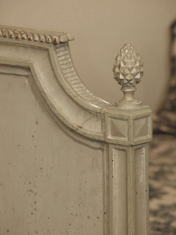 Antique French painted Louis XVI daybed. In Good Condition In New Orleans, LA