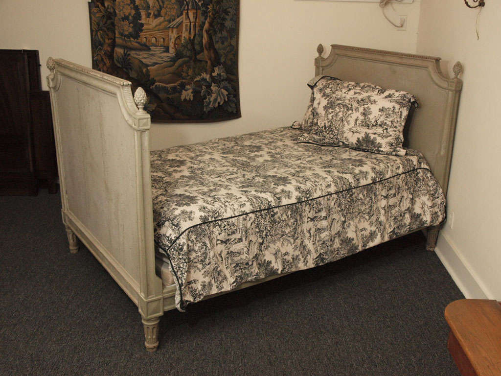 Antique French painted Louis XVI daybed with boxsprings and mattress.