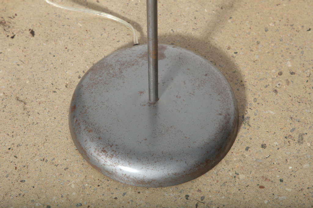 Émaillé Torchère en acier et aluminium émaillé gris, David Steele pour Raymor, début des années 1950  en vente