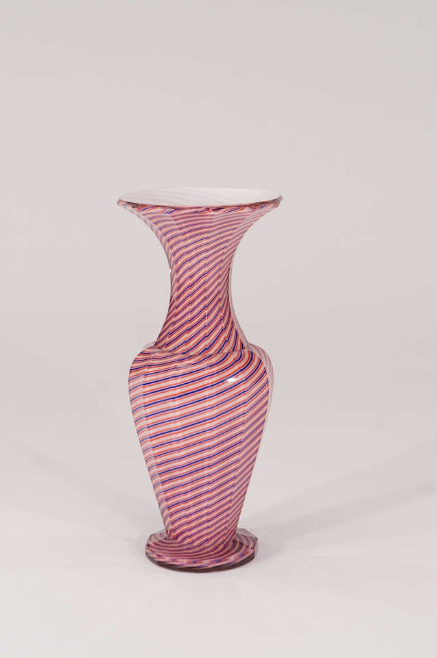 Français Vase à panneaux Latticino en cristal 3 couleurs avec étui en cristal Saint Louis en vente