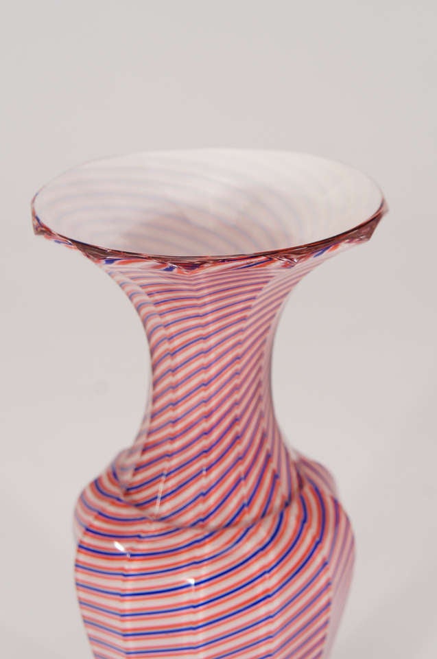 Vase à panneaux Latticino en cristal 3 couleurs avec étui en cristal Saint Louis Excellent état - En vente à Great Barrington, MA