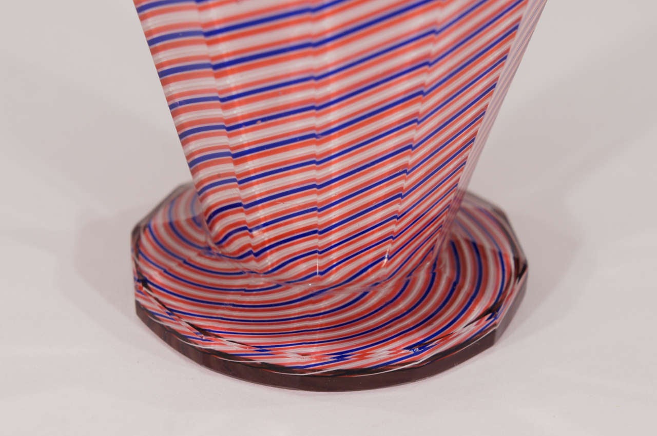 Saint Louis-Vase aus gehäkeltem Kristall in 3 Farben mit Latticino-Paneelschliff (20. Jahrhundert) im Angebot