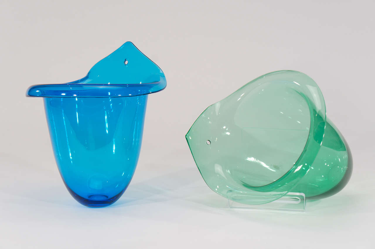 Ces deux énormes vases muraux en cristal soufflé à la bouche de Steuben, dans deux de leurs couleurs les plus populaires, 