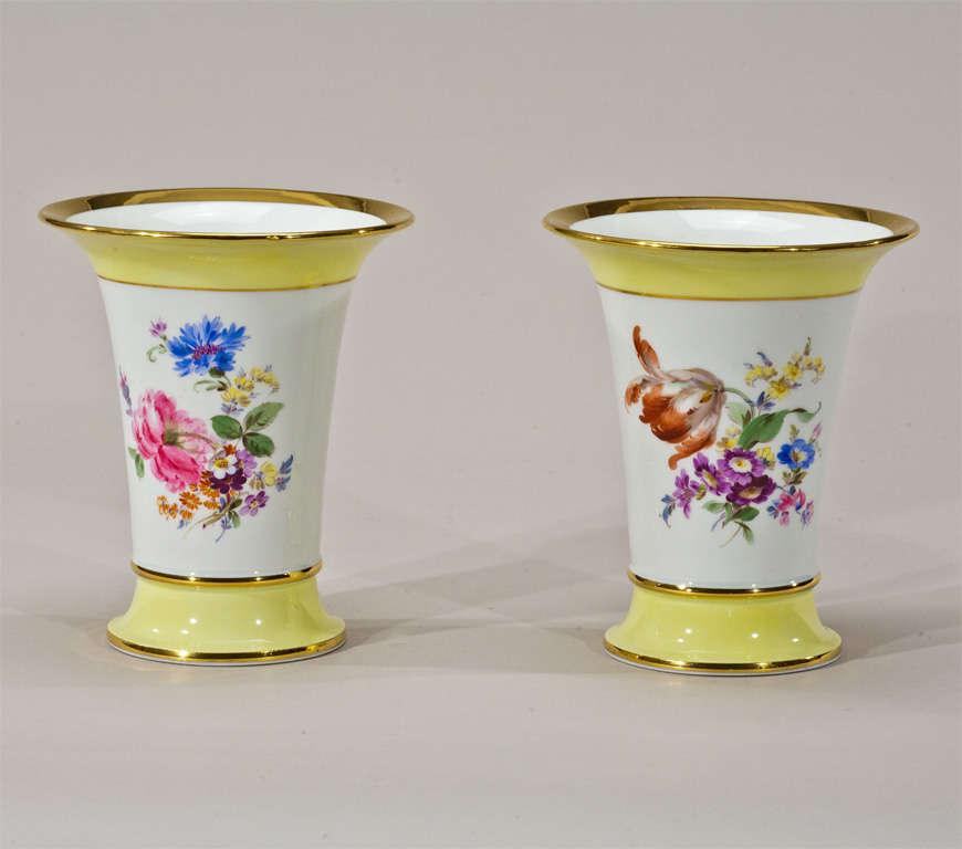 Paar signierte zitronengelbe, handbemalte botanische Meissener Vasen im Angebot 2