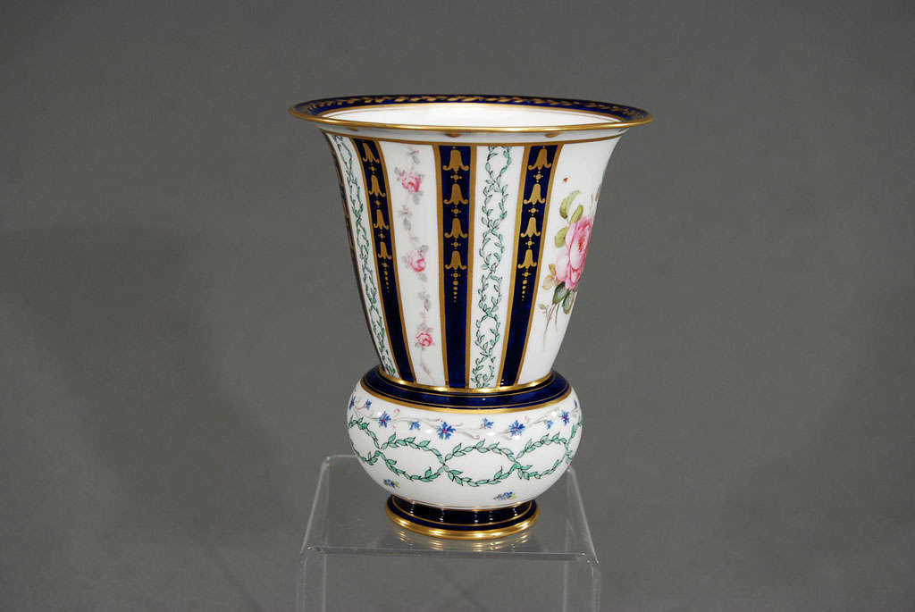 Anglais Vase en porcelaine Royal Crown Derby peint à la main avec des roses en vente