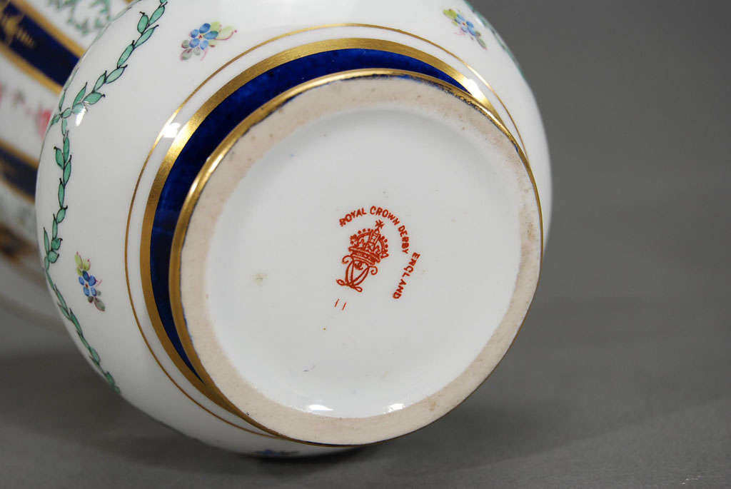 Imitation Vase en porcelaine Royal Crown Derby peint à la main avec des roses en vente