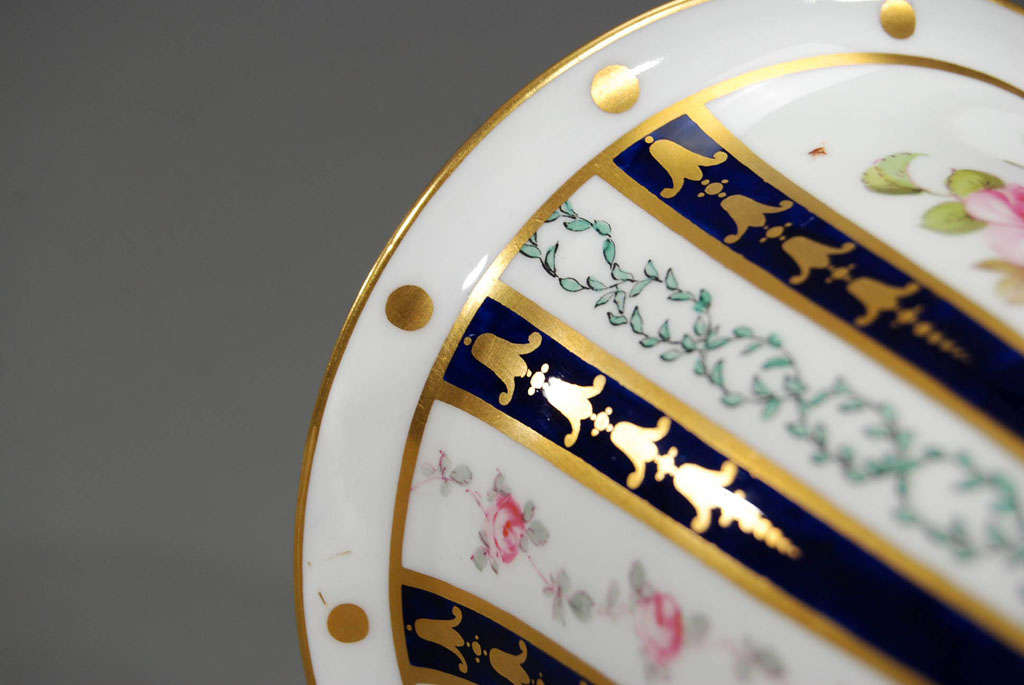 Vase en porcelaine Royal Crown Derby peint à la main avec des roses en vente 1