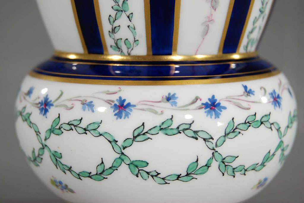 Vase en porcelaine Royal Crown Derby peint à la main avec des roses en vente 2