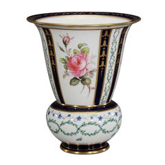 Royal Crown Derby, handbemalte Porzellanvase mit Rosen