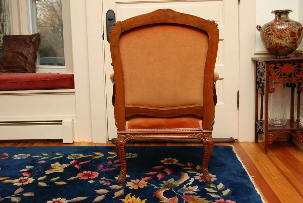 Paire de fauteuils français en bois fruitier sculpté en vente 1