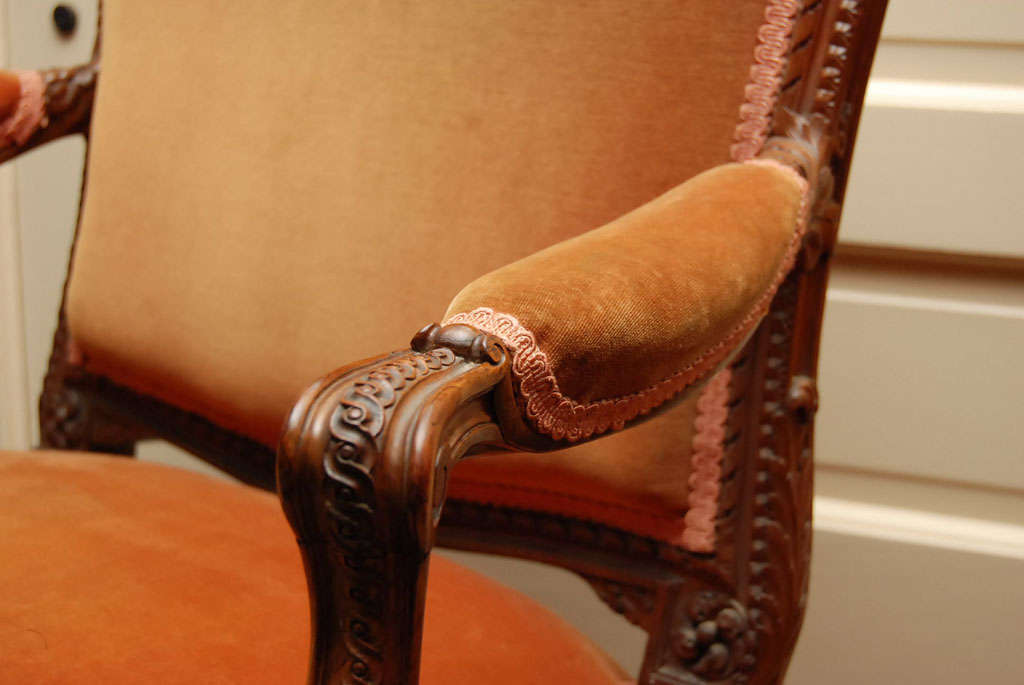Paire de fauteuils français en bois fruitier sculpté en vente 3