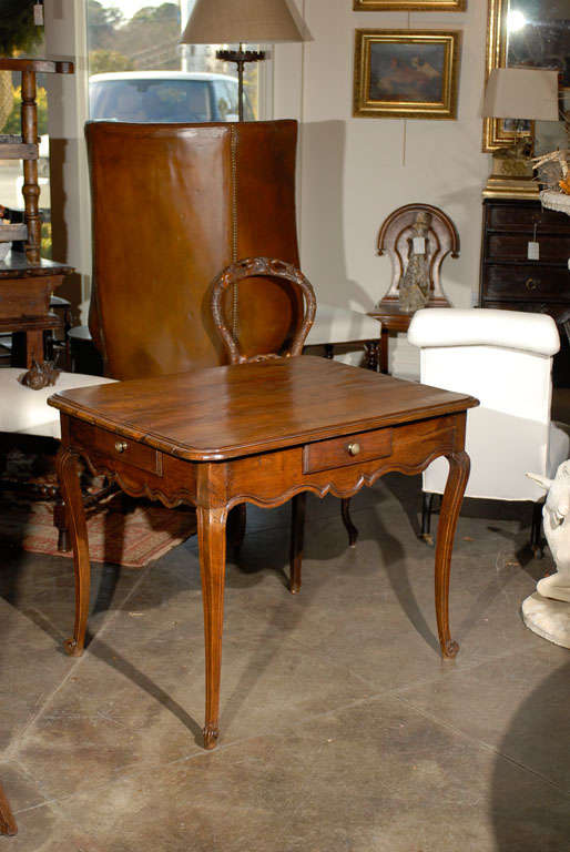 French Walnut Louis XV Style Mid-19th Century Side Table with Scalloped Apron For Sale 6