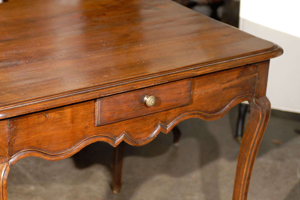 Hand-Carved French Walnut Louis XV Style Mid-19th Century Side Table with Scalloped Apron For Sale