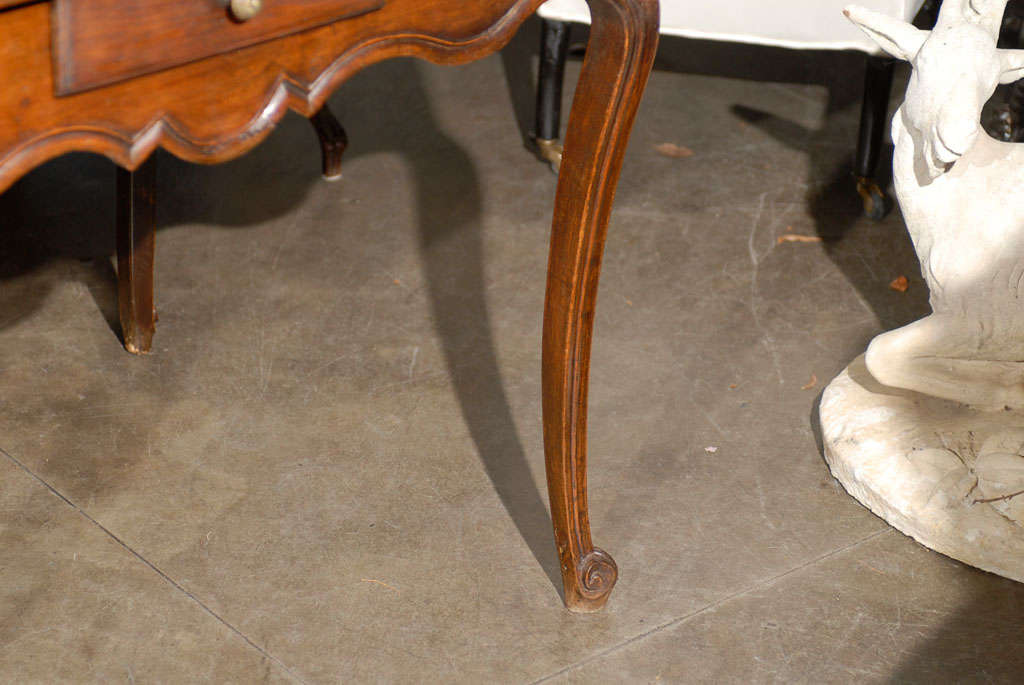 French Walnut Louis XV Style Mid-19th Century Side Table with Scalloped Apron In Good Condition For Sale In Atlanta, GA