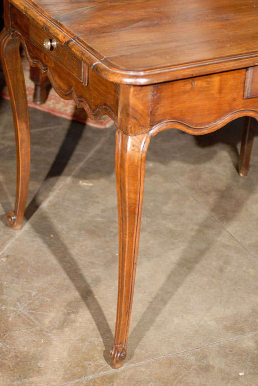 French Walnut Louis XV Style Mid-19th Century Side Table with Scalloped Apron For Sale 1