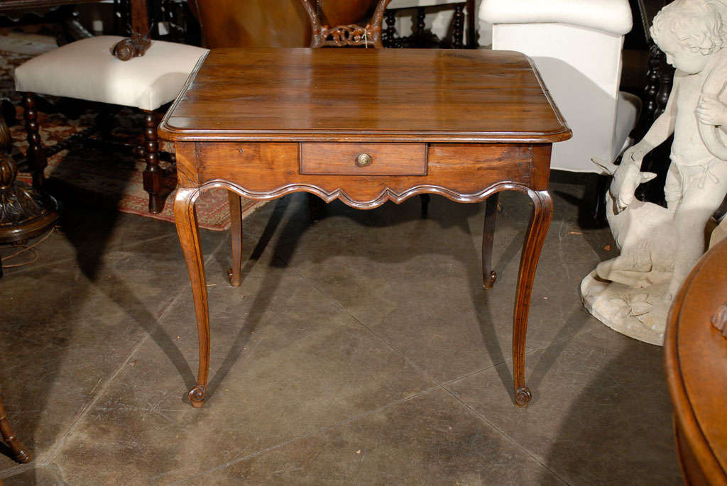French Walnut Louis XV Style Mid-19th Century Side Table with Scalloped Apron For Sale 2