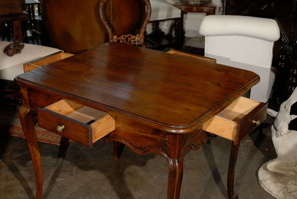 French Walnut Louis XV Style Mid-19th Century Side Table with Scalloped Apron For Sale 3