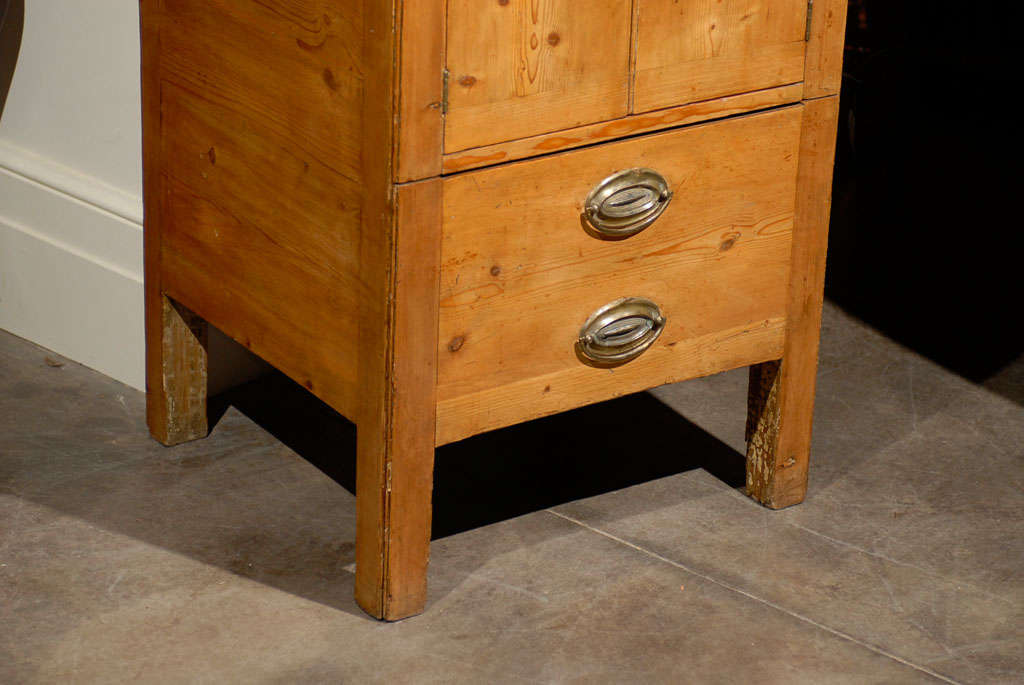 Country Commode anglaise circa 1800 en pin avec plateau en plateau, double portes et faux tiroir