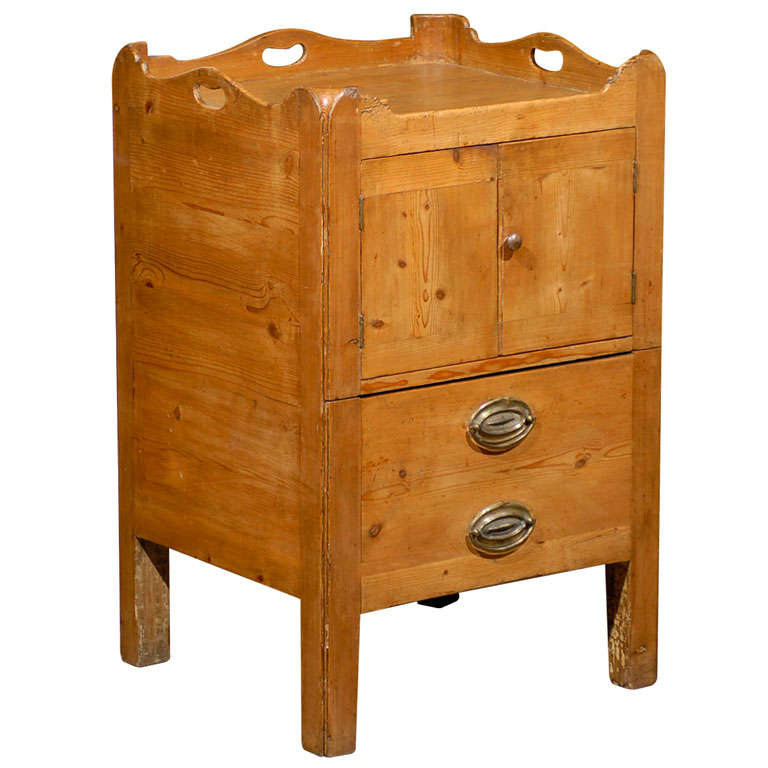 Commode anglaise circa 1800 en pin avec plateau en plateau, double portes et faux tiroir
