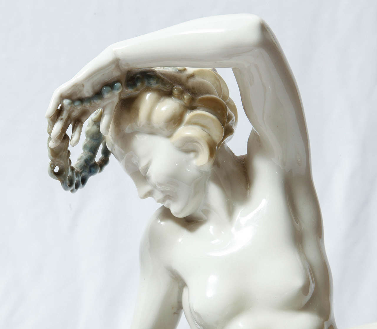 Karl Tutter for Hutschenreuther - Porcelain figure In Excellent Condition In Brussels, BE