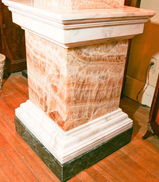 Cette tazza décorative en pierre sculptée très impressionnante peut être utilisée comme une fontaine ou comme une urne. Construite en onyx Lapis Medica rare, la pièce est historiquement basée sur les urnes en marbre de l'antiquité et peut également