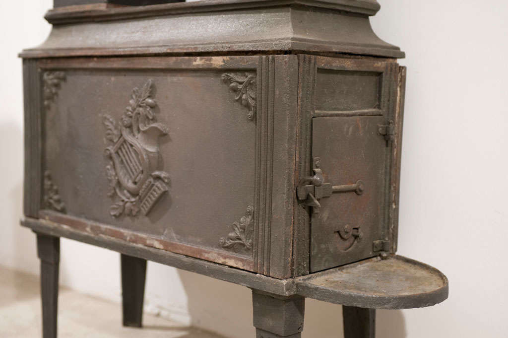 19th century European cast iron  wood burning stove In Excellent Condition For Sale In Toronto, ON