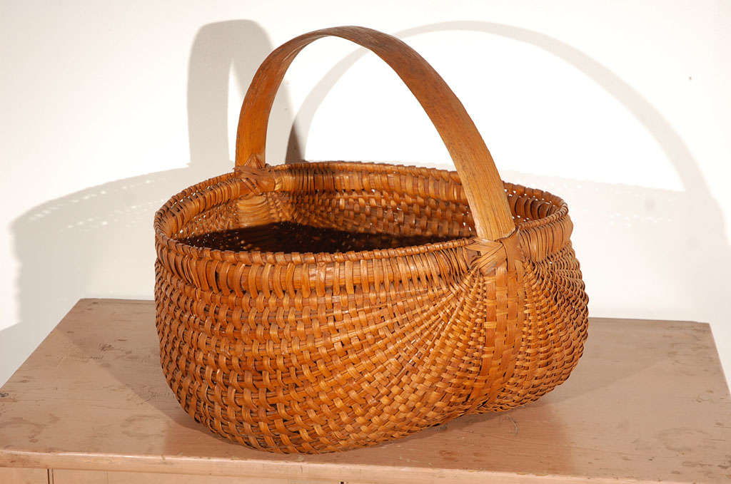 EARLY AND WONDERFUL CONSTRUCTION HANDMADE BUTTOCKS BASKET FROM PENNSYLVANIA .THIS BASKET IS SO FINELY WOVEN AND IS SUCH A EXAGGERATED SCALE.THE BASKET WAS FOUND IN LANCASTER COUNTY ,PENNSYLVANIA .THIS WAS PROBABLY THE ORIGIN OF THE MAKER.THE