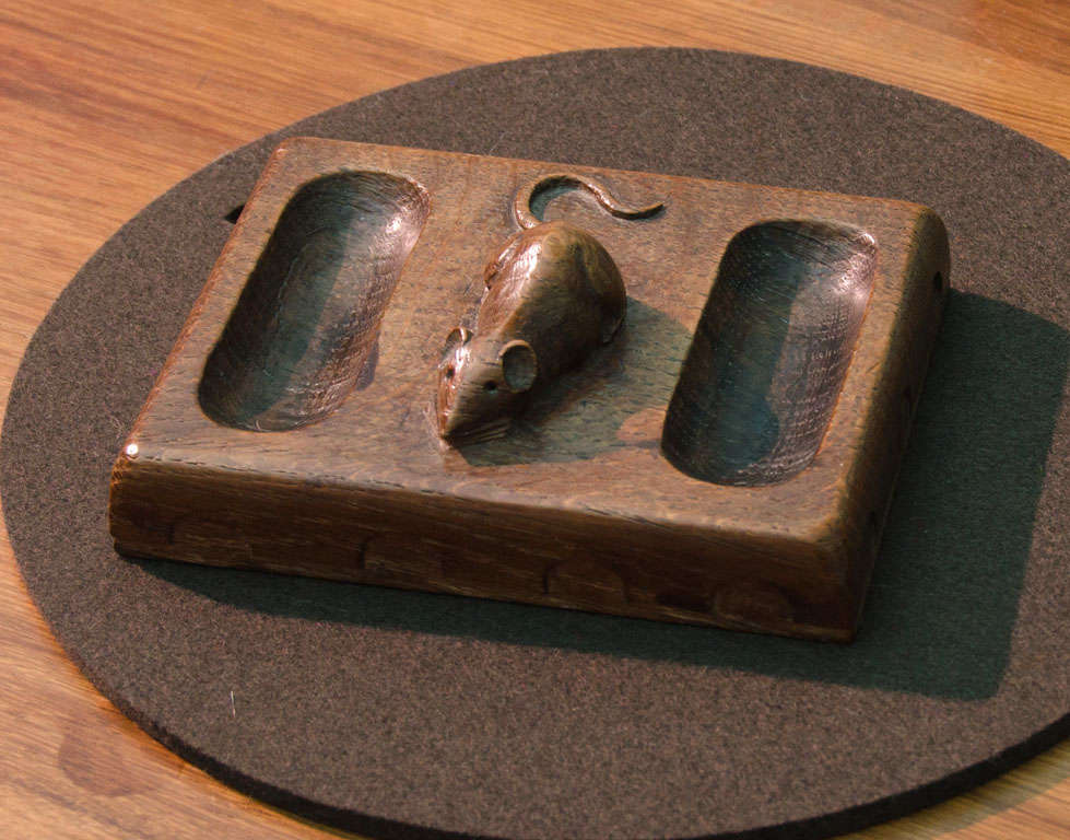 Bold whiskered Mouse flanked by oval trays.  Edges decorated with semi-circular pattern.  Good example of 