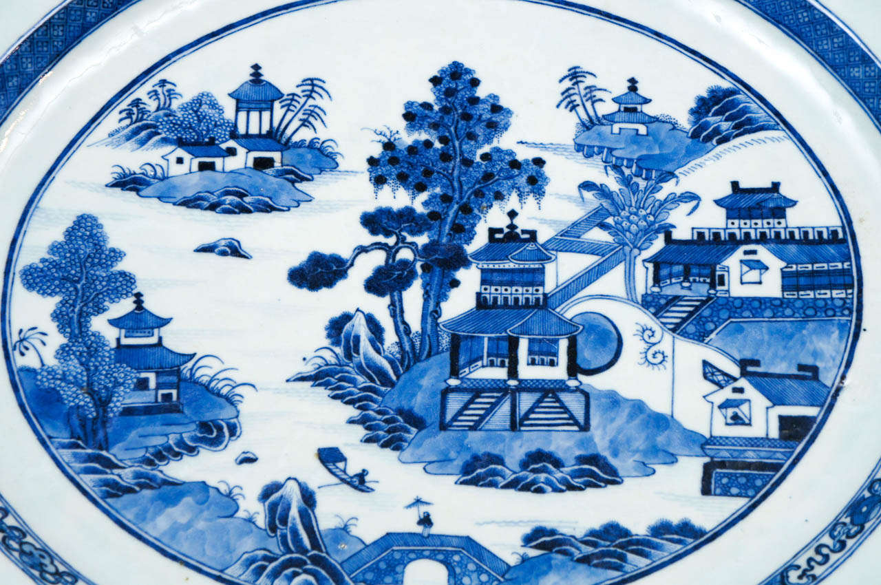 Large Chinese Export Porcelain Platter - Nanking Pattern, c. 1790 In Excellent Condition In Kinderhook, NY