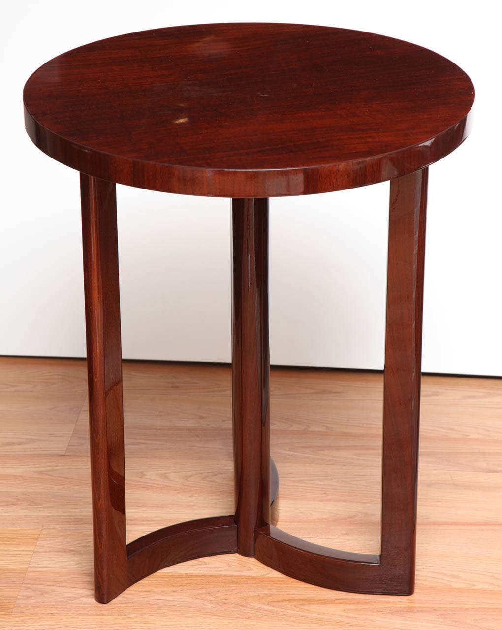 Américain Paire de tables Art déco de l'ère de la machine dans un design à roues épinglées de la fin des années 1940 en vente